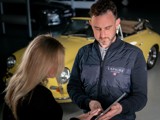 klant op ipad voor gele porsche 356