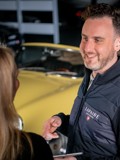 klant op ipad voor gele porsche 356