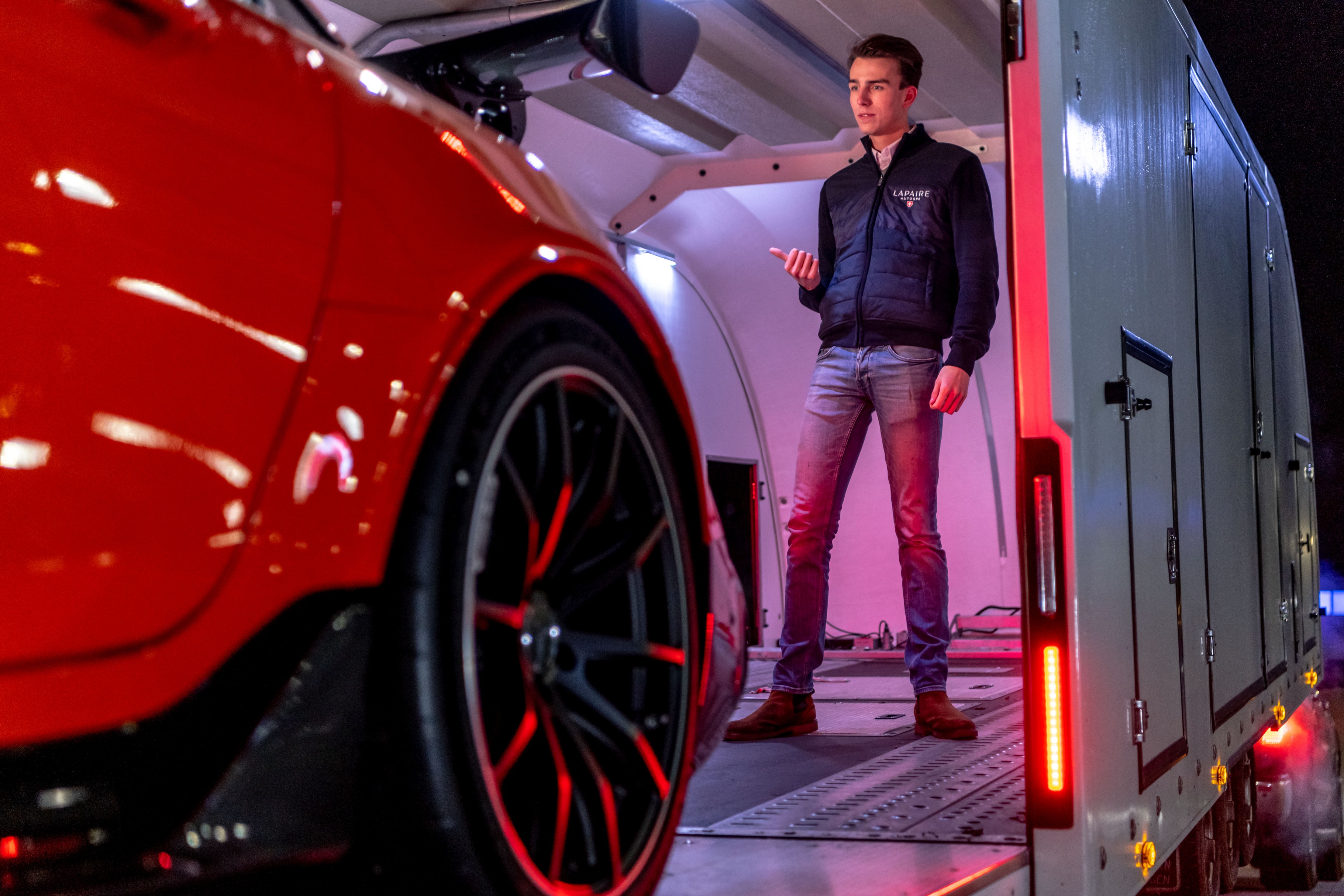 Mercedes AMG GT blackseries in trailer rijden